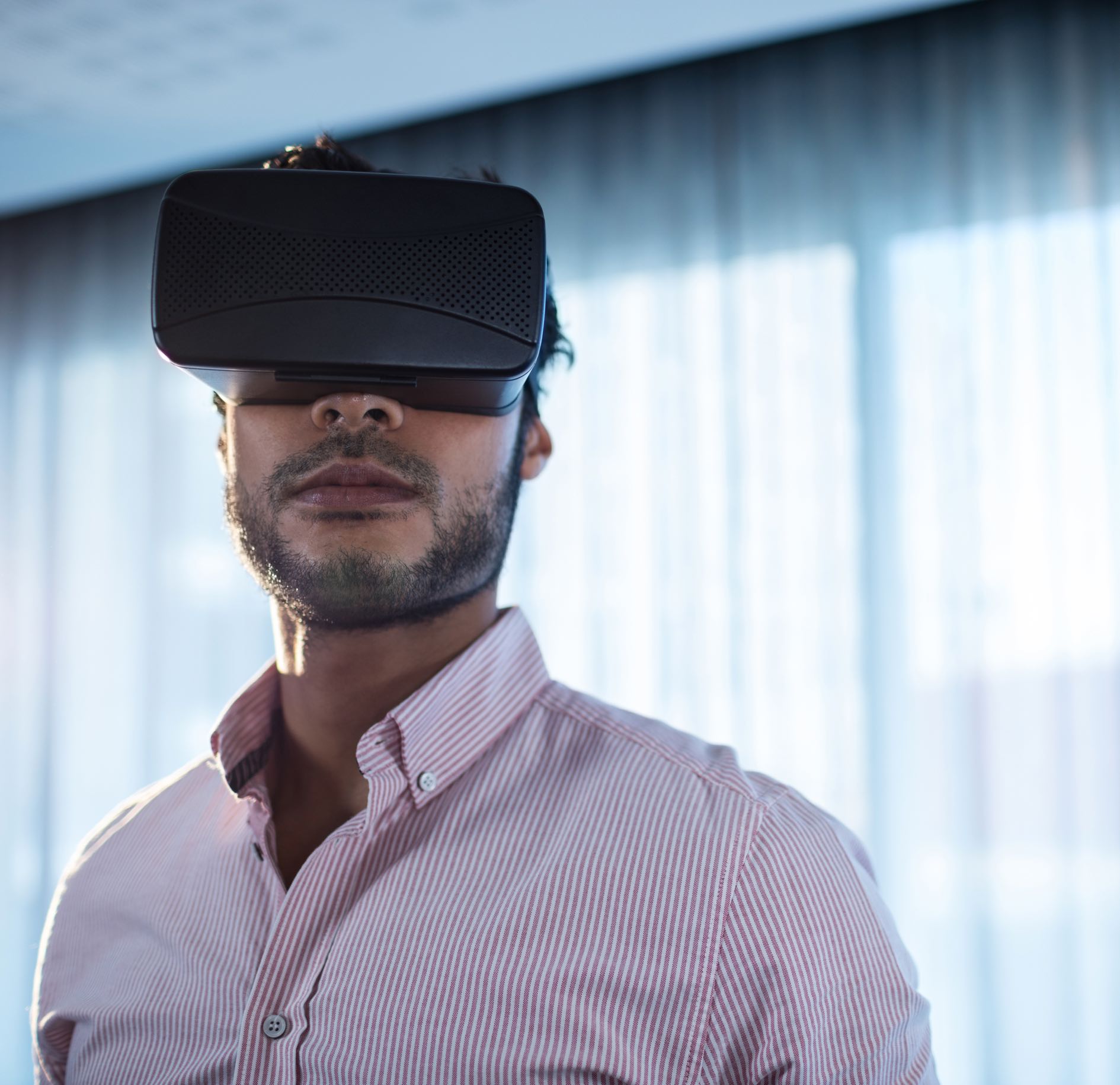 businessman-using-an-oculus-SPPCPEJ cropped